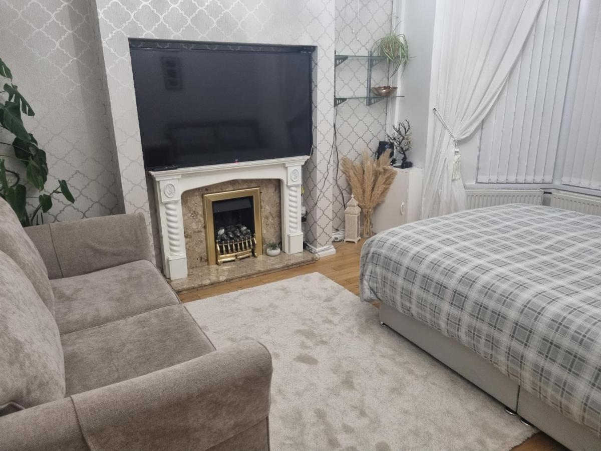 Private Double Room In Cardiff Exterior photo