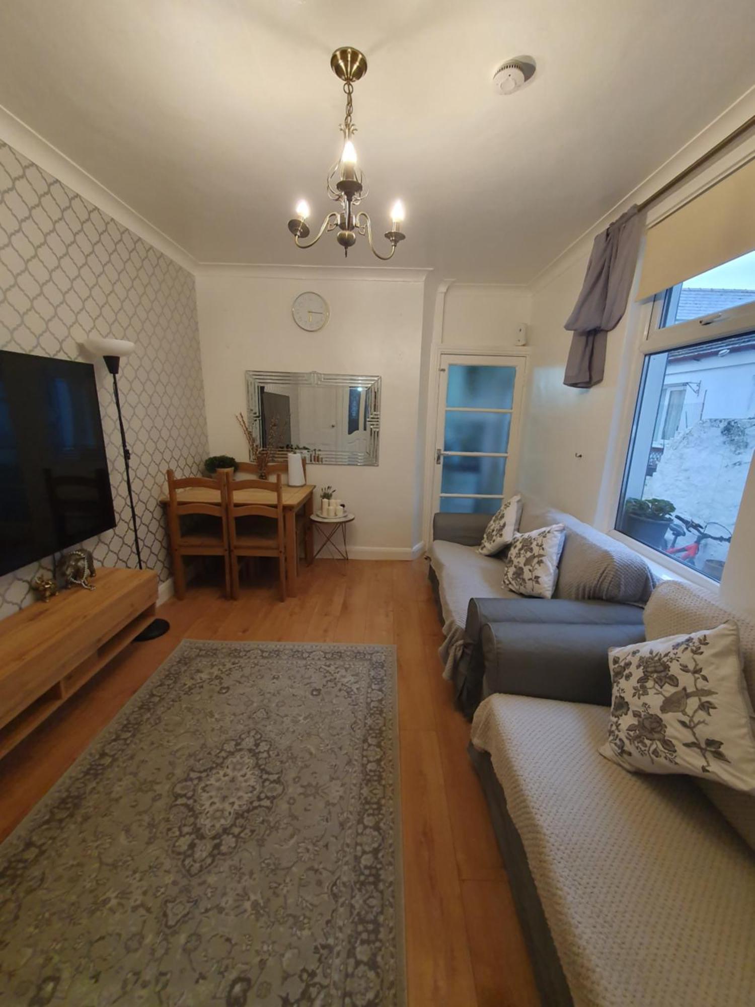 Private Double Room In Cardiff Exterior photo